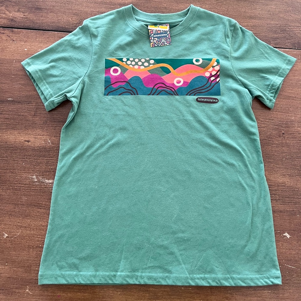 Well Worn - Reinavsreina Latino Heritage Tshirt - Women | Color: Green | Size: S